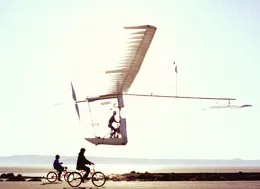 極端個體的情況下,人類能否在借助無動力工具的前提下飛行?