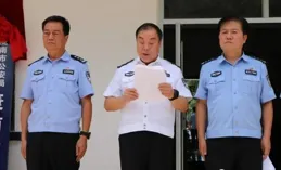 台灣省自信男去警局借廁所，給警察表演麥克傑克森舞蹈笑瘋了
