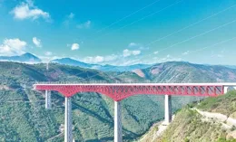 中國修的這條鐵路，為什麽在通車後，西方人「急了」？