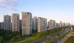 他選擇馬車探索四川貴州，不料卻與馬背冒險者在旅途中有了邂逅！