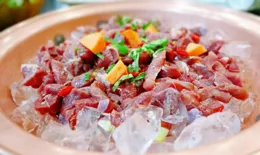 大S曾說自己在家吃加牛排的火鍋省錢用來交1月4萬電費，關於火鍋汪小菲李冰冰才叫真會「炫耀」