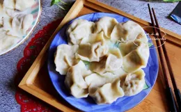 國慶日吃餃子，蘿蔔白菜靠一邊，這餡鮮美多汁，一口氣能吃30個