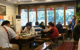 成都這家老字號兔火鍋，味道霸道，搬到哪裏，好吃嘴跟到哪裏