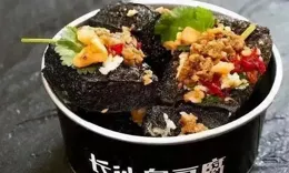 無語！長沙大爺廁所下水管取水做臭豆腐，網友：臭豆腐裏真有屎