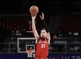 NBA一夜快訊：暴龍退休首件球衣，35歲羅斯被裁，太陽簽下伍德