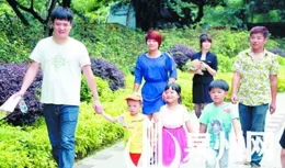 快樂時光：老太太的街頭悠閑生活