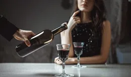 社會學霸對不出的對聯，上聯：酒裏憂愁少，下聯：請友友賜墨