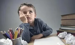 自閉癥菲兒：不停抽動 表情痛苦，面相也變了，媽媽折騰～後悔了！