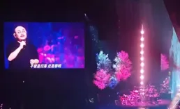 人間值得！85歲老奶奶淚灑刀郎演唱會，這才是追星最高「境界」！