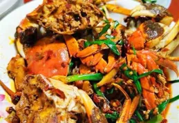 蒸大閘蟹，直接上鍋蒸是大忌，多加一步，膏肥肉厚，不掉腿不流黃