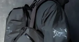 山本耀司Y’s與Dr. Martens聯名新品釋出，Clarks Originals攜手JiyongKim推出限量版鞋款｜是日美好事物