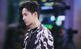 王一博淩晨啟程巴塞隆納，機場路透照引爆全網