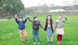 突破冷漠：男保姆與孩子之間的情感交織