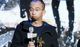身高1公尺6的群演，8年掙上億身家，迎娶高挑嬌妻，他經歷了什麽？