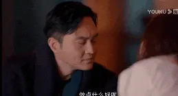 哈哈一笑，52組搞笑動圖：第一眼看成了穿公主裙，結果是拿袋子！