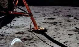 50多年前，太空人在月球上扔了96袋紙尿褲，如今卻成無價之寶？