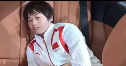 心疼！全紅嬋腰疼難忍，仍被塞東西簽名，走路略拐多次淩晨趕飛機