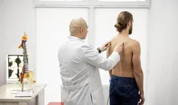 肩膀一高一低，就是脊柱側彎嗎？