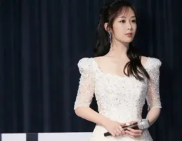 楊紫直播驚艷亮相，曼妙身姿引網友熱議