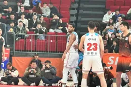 18分大勝，新疆大勝山東隊！趙睿復出8分，高詩巖空砍20+8