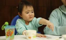 李小鵬帶女兒現身澳門，12歲奧莉撞臉「六小齡童」，越長越變樣