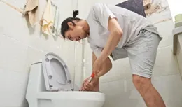 便便粘馬桶，是濕氣重還是腸癌警報？可能是這類食物吃多了