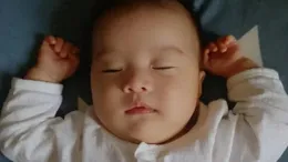 為啥寶寶都喜歡睡覺時「投降」呢？知道原因後，可別把胳膊拿下來