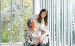 我在醫院照顧母親，順手幫了鄰床老人，沒想到一周後他女兒找上我