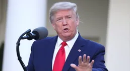 53歲的馬斯克首次支持川普，登台時明顯發福，獲前總統致謝