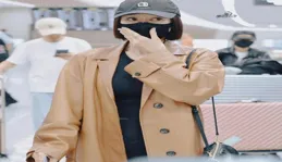 秦嵐45歲美拉德穿搭：皮衣+打底，喇叭褲高級，洋氣爆棚