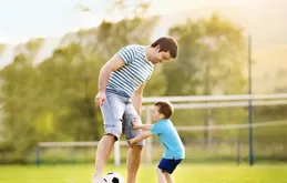 家裏誰帶的娃更聰明？研究顯示：這個人帶娃智商更高，媽媽比不了