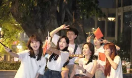 「00後」天府廣場齊唱【我愛你中國】，青春熱情引爆網路