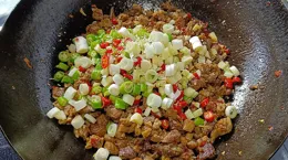 下酒菜「小煎鴨」，口感嫩而不柴，味道麻辣鮮香，吃起來超過癮