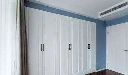 越來越多人不要「床頭櫃」了，看看現在的流行做法，省地又好看