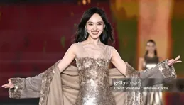 唐嫣巴黎走秀如美神降臨，人松肉緊，風情萬種，水蛇腰撩人於無形