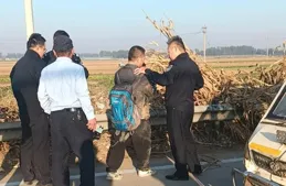 一男子抱光腿娃坐公交，女司機立刻報警！網友：膽大心細