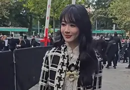 27歲楊紫時裝周生圖，穿搭翻車臉部僵硬，被嘲像假人！