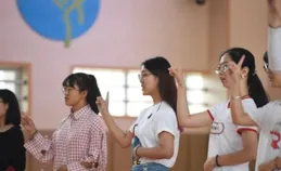 年紀越大越該精致，教你幾招「半身裙」的穿搭，想不美都難！