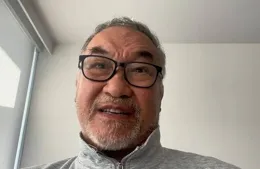 香港知名打星近況曝光！75歲滿頭白發狀態佳，仍無退隱之意