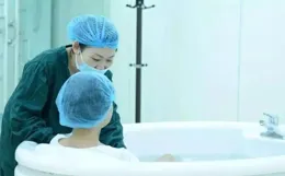 為什麽「水中分娩」越來越受歡迎？準媽媽別害羞，聽聽這3個原因