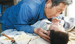 1985年，山東夫婦撿一「腦癱棄嬰」，嘴對嘴餵飯31年嚼壞5顆牙