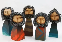 另類的雕塑家，在木塊上釘滿釘子，效果不同凡響