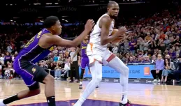 輸球不輸人，詹姆士第一時間找到杜蘭特和布克，請註意布朗尼