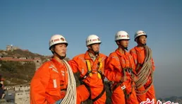 紅動岱頂·國泰民安，萬人登上泰山之巔揮舞紅旗，如果信仰有顏色，那一定是中國紅