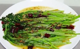 茼蒿新做法，一道生煎茼蒿，辣爽過癮，鮮嫩好吃，制作還簡單