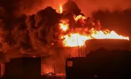 重拳出擊！葉門胡塞武裝在紅海，用23枚飛彈擊中了三艘美國驅逐艦