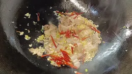 這是一道具有燒烤味道的平菇做法，比吃肉還香，開胃好吃特別下飯