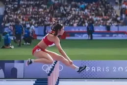 吳艷妮曬最新寫真！畫風有點辣眼，好身材一覽無余，年收入曝光