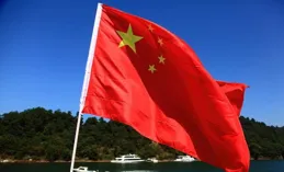 跨越3300公裏升起的五星紅旗