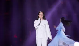 「張靚穎」又現簡約高級穿搭，穿西裝配牛仔褲走機場，素顏更減齡